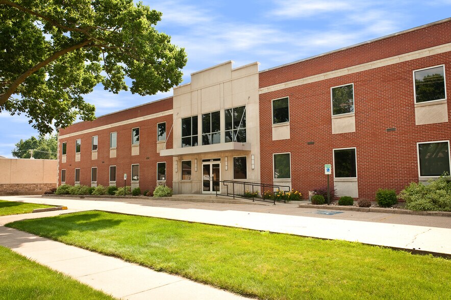 Primary Photo Of 2720 1st Ave NE, Cedar Rapids Office For Lease