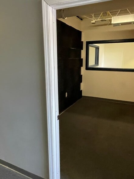 More Photos Of 2409 Sycamore Dr, Knoxville Showroom For Lease