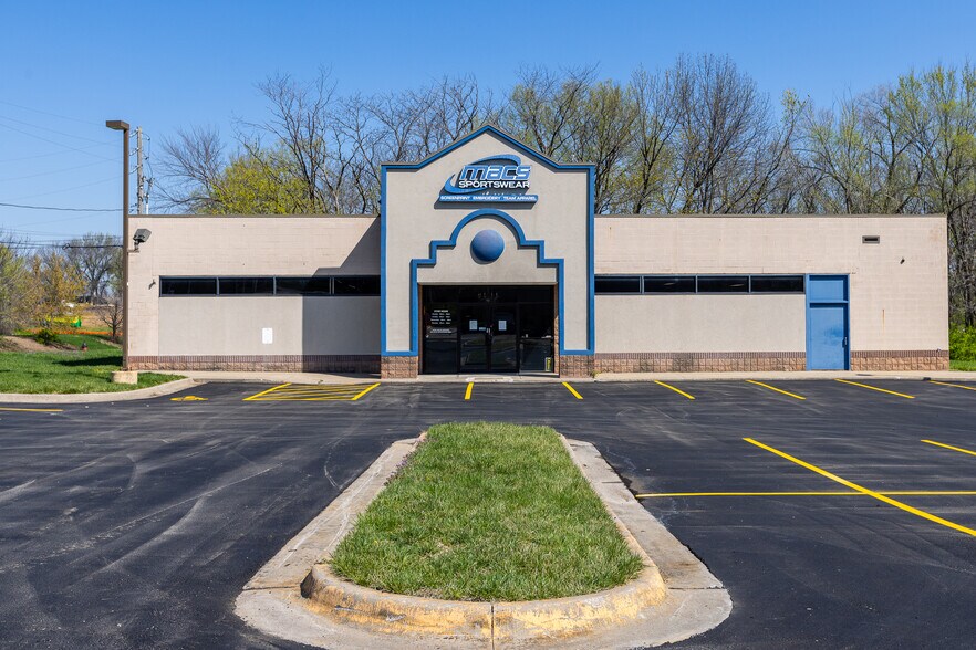 More Photos Of 8445 N Main St, Kansas City Freestanding For Lease