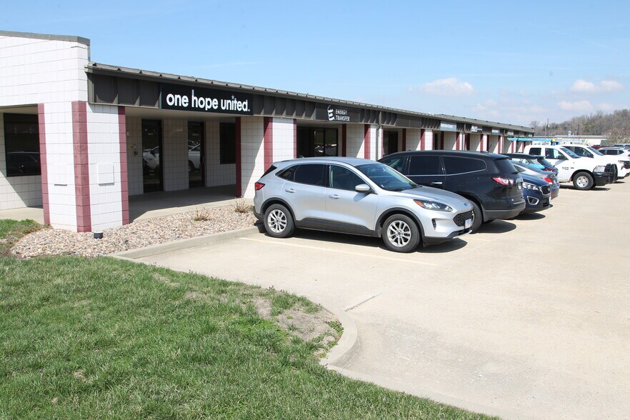More Photos Of 907 N Bluff Rd, Collinsville Flex For Lease