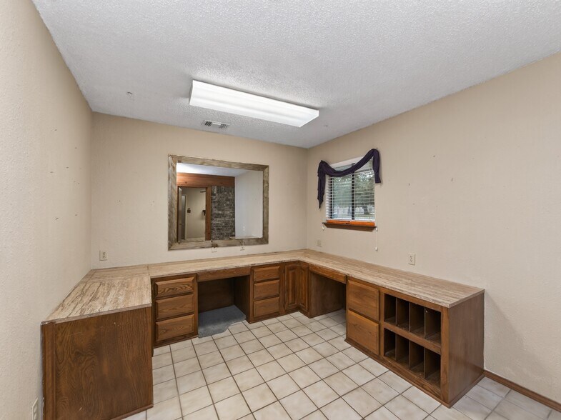 More Photos Of 1702 Lone Oak Dr, Leander Flex For Sale