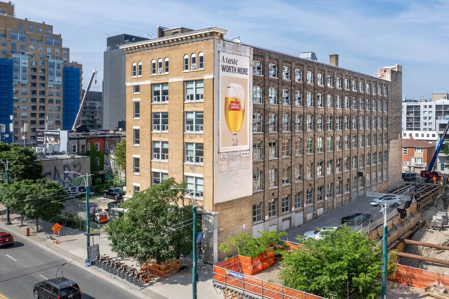 Primary Photo Of 174 Spadina Ave, Toronto Office For Sale