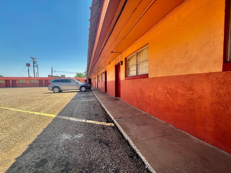 More Photos Of 215 N Broadway St, Post Hotel For Sale