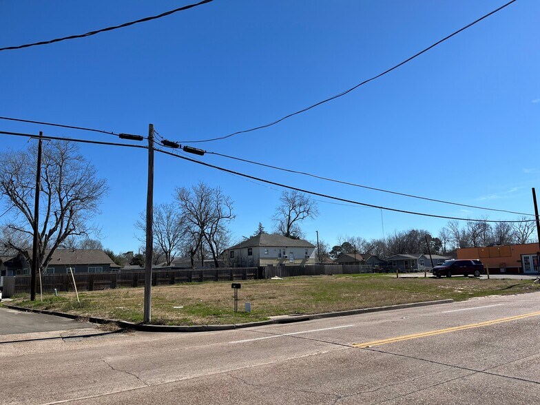 More Photos Of 1812 N Main St, Baytown Storefront For Lease