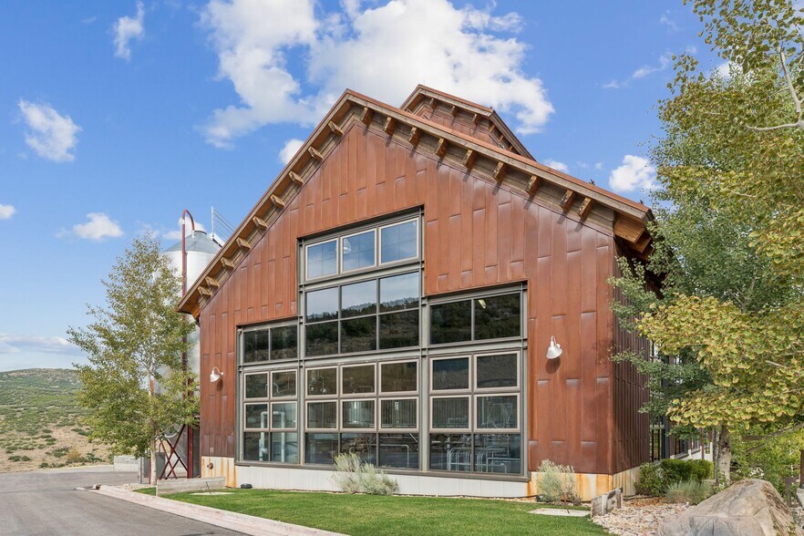 More Photos Of 27649 Old Lincoln Highway, Wanship Freestanding For Sale