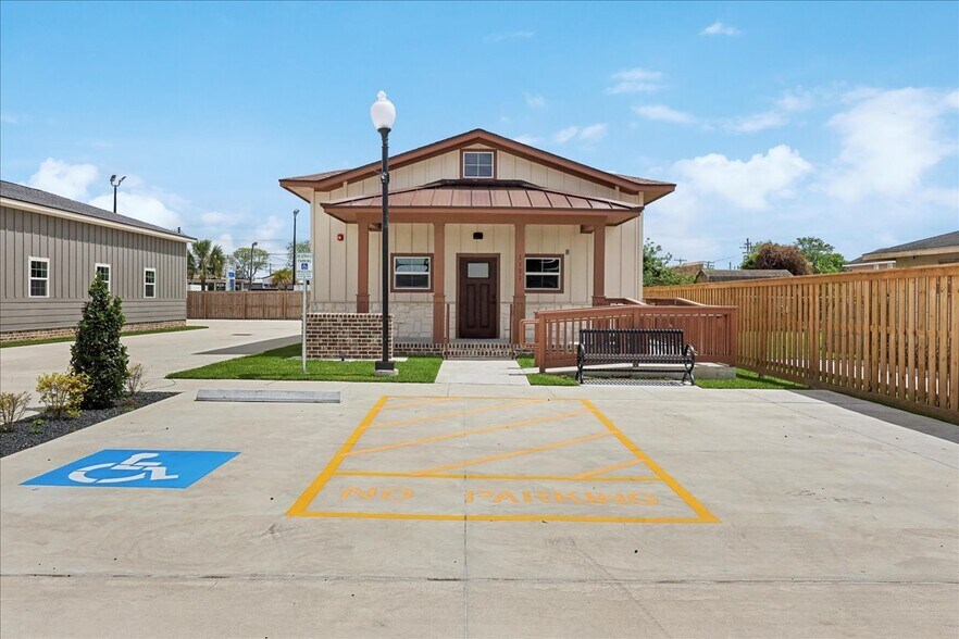 Primary Photo Of 1131 Atlanta Ave, Nederland Office For Sale