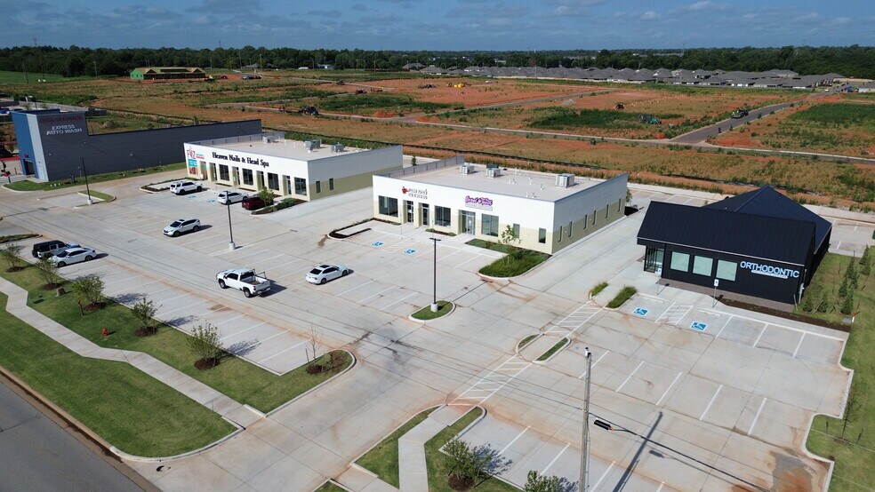 More Photos Of 2725-2801 S Mustang Rd, Yukon Storefront For Lease
