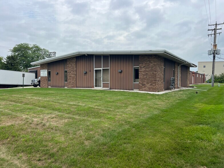 More Photos Of 520 Progress Dr, Hartland Distribution For Lease