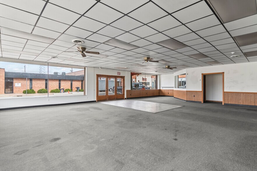 More Photos Of 222 W Main Cross St, Taylorville Showroom For Sale