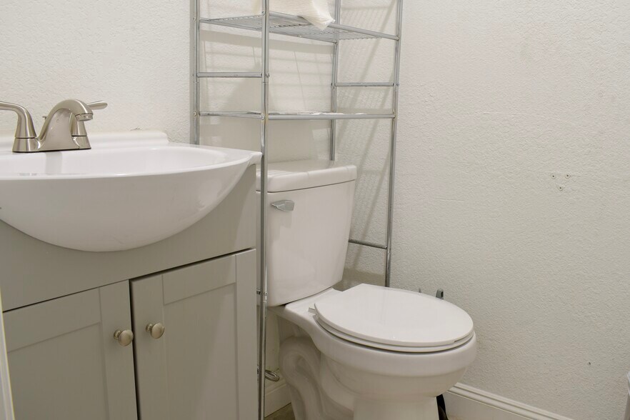 More Photos Of 212 Main St, Auburndale Flex For Sale