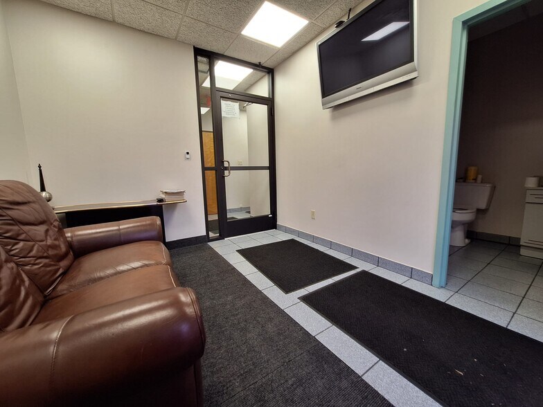 More Photos Of 19 Jackson Ave, Collingdale Manufacturing For Lease