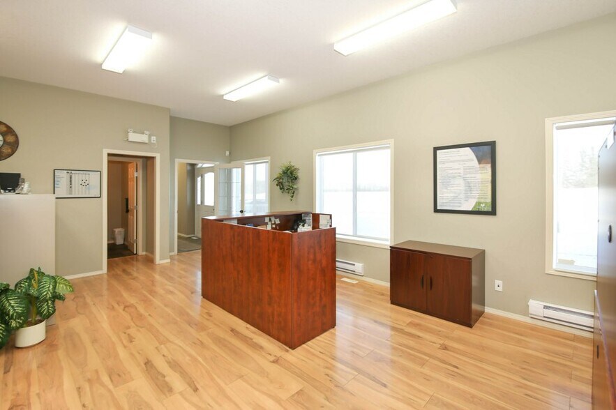 More Photos Of 5209 49A Ave, Bentley Office For Sale