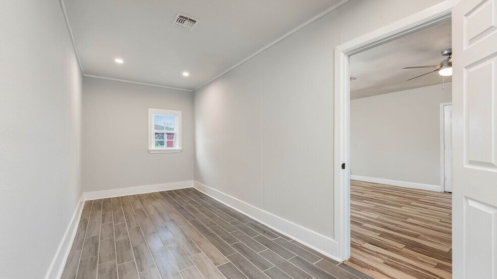 More Photos Of 916 Toepperwein Rd, Converse Loft Creative Space For Lease
