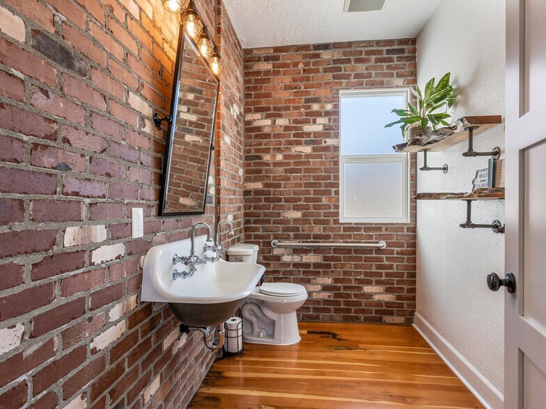 More Photos Of 2917 Washington St, Vancouver Storefront Retail Office For Sale