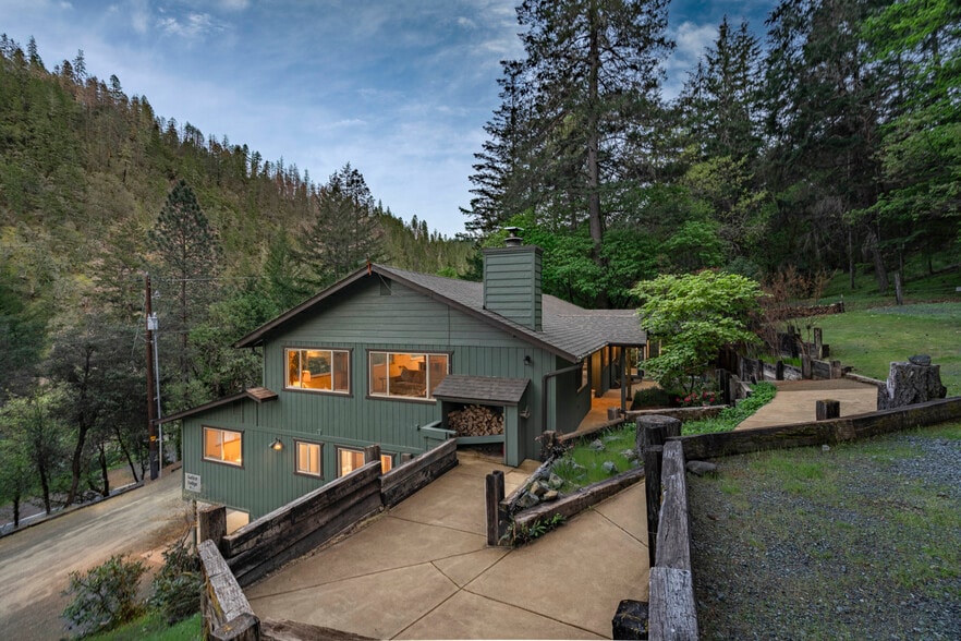 More Photos Of 11744 Galice Rd, Merlin Hotel For Sale