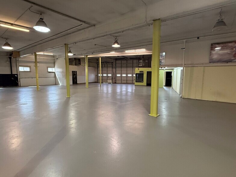 More Photos Of 838 Moody St, Waltham Warehouse For Lease