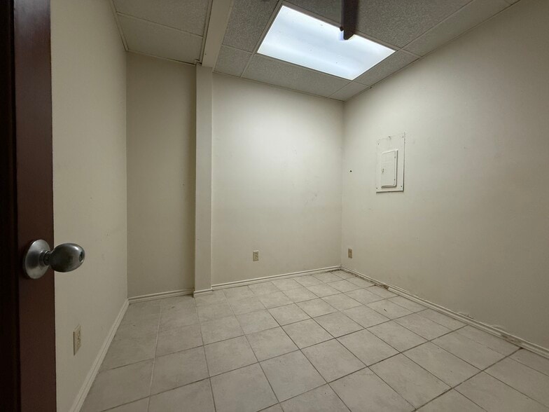 More Photos Of 6910 Bellaire Blvd, Houston Office Residential For Lease