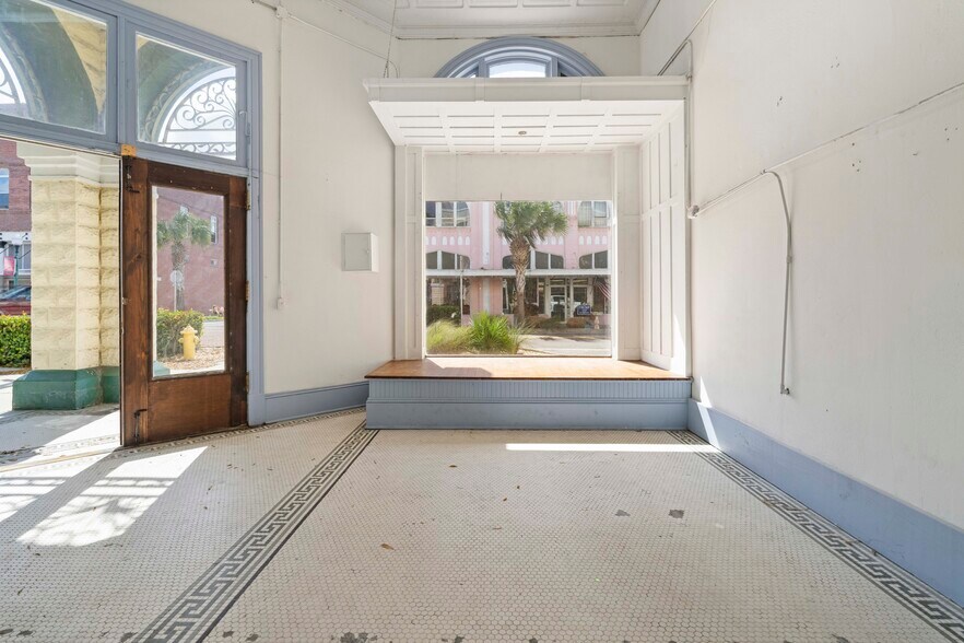 More Photos Of 106 W Oak St, Arcadia Storefront For Sale