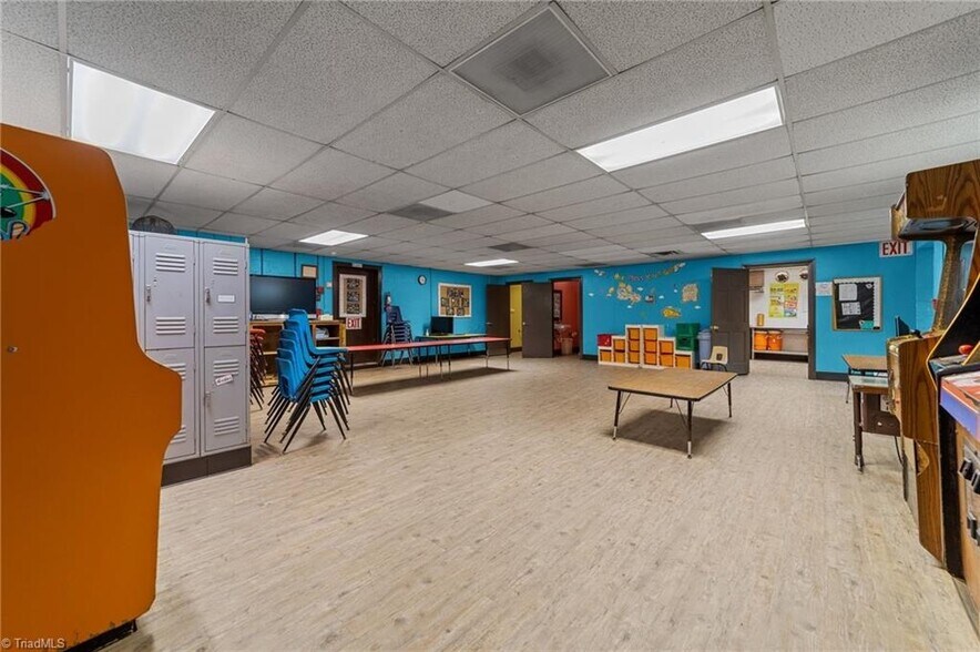 More Photos Of 1501 Upland Dr, Greensboro Office For Sale