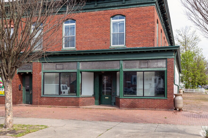 More Photos Of 41-43 Main St, Roebling Storefront Retail Residential For Lease