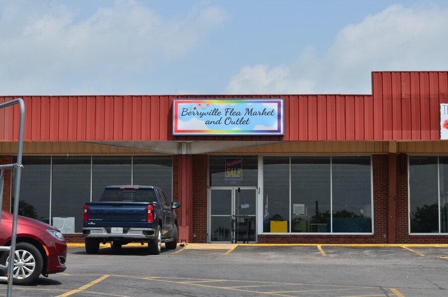 Primary Photo Of 316-326 Eureka Ave, Berryville Supermarket For Lease