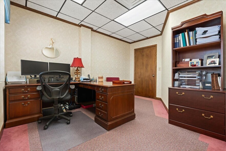 More Photos Of 601 Avery St, Parkersburg Office For Sale