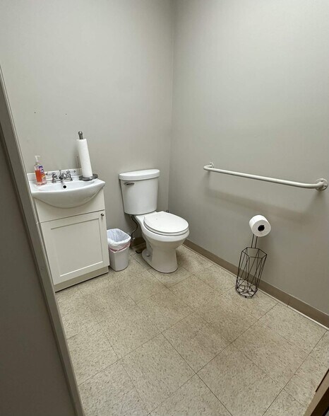 More Photos Of 2548 Fayetteville Rd, Lumberton Storefront Retail Office For Lease