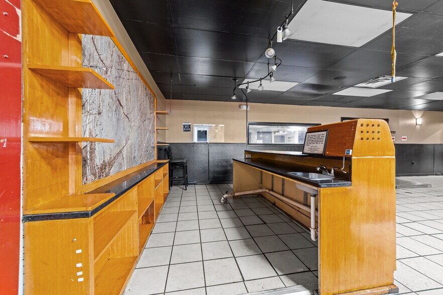 More Photos Of 607 S Main St, King Department Store For Lease
