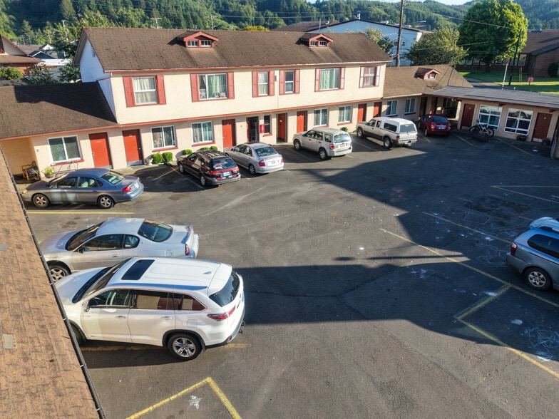More Photos Of 2178 Winchester Ave, Reedsport Hotel For Sale
