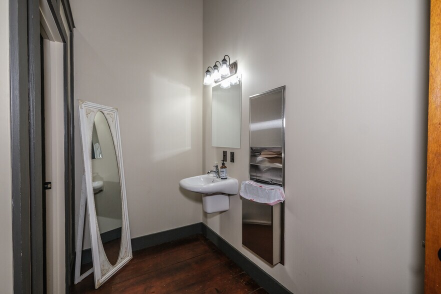 More Photos Of 11 Railroad St, Murphy Research And Development For Sale