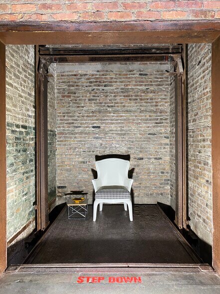 More Photos Of 1727 W 21st St, Chicago Office For Lease