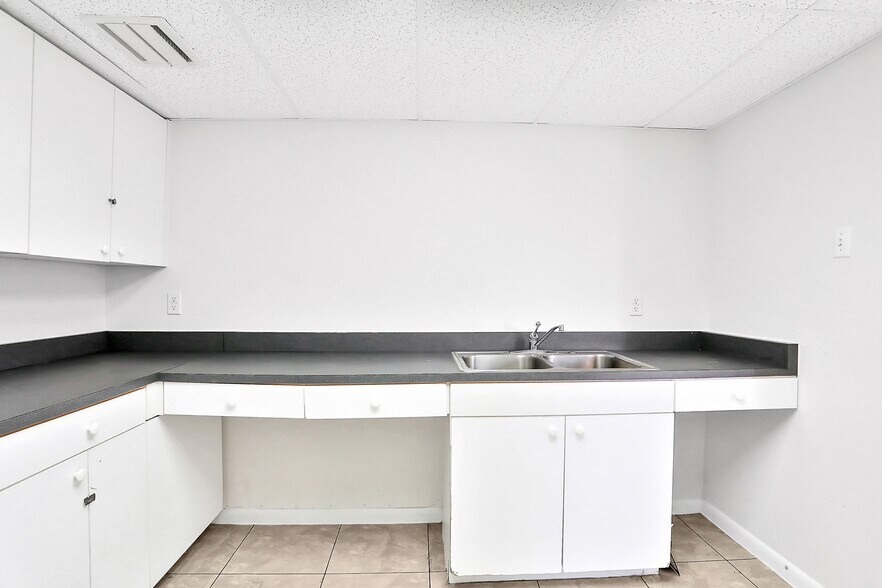 More Photos Of 162 Peninsula Dr S, Daytona Beach Medical For Sale
