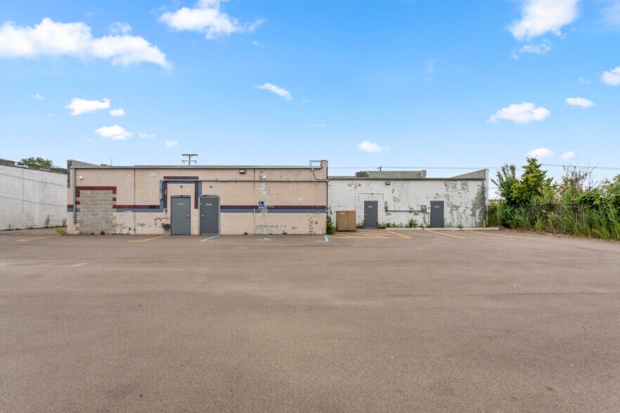 More Photos Of 16775-16777 E 13 Mile Rd, Fraser Unknown For Lease