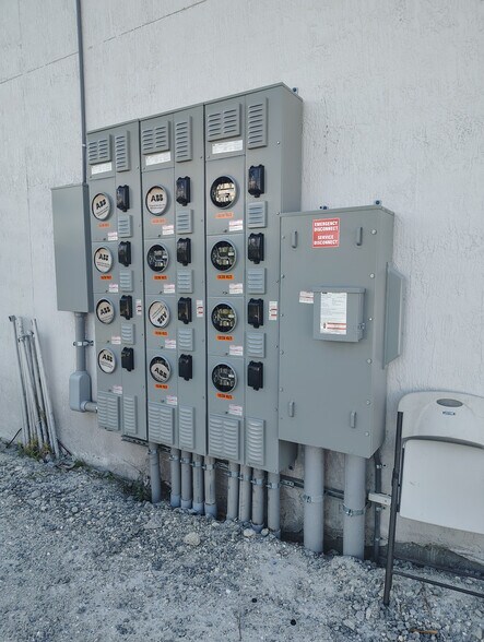 More Photos Of 2095 Commerce Lakes Dr, Port Saint Lucie Warehouse For Lease