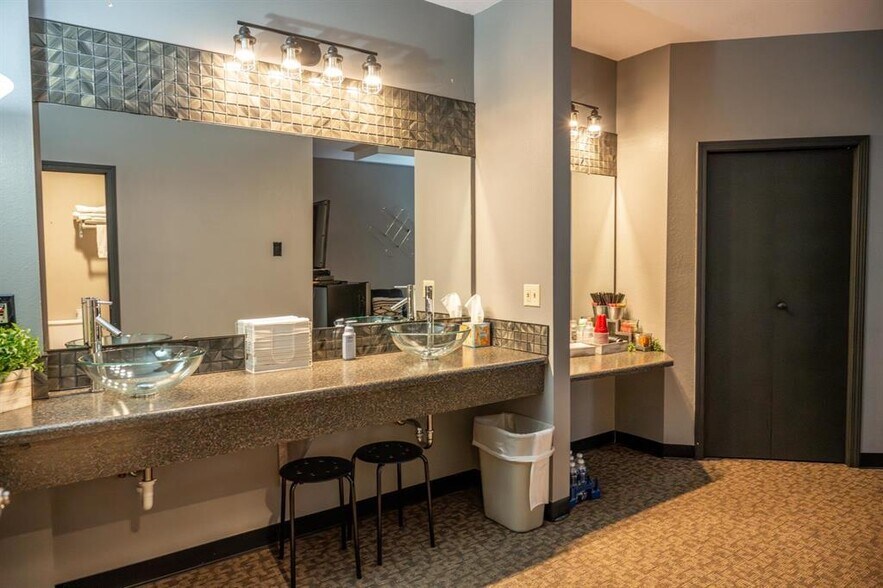 More Photos Of 430 Munroe Ave, Wisconsin Dells Theater Concert Hall For Sale