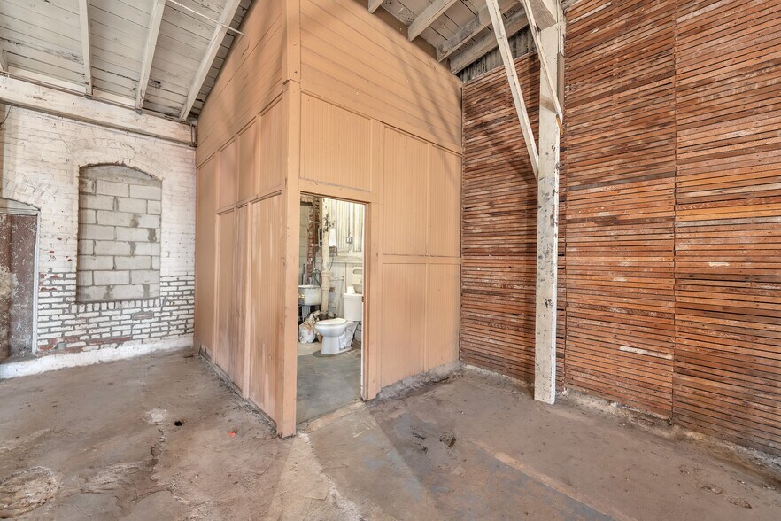 More Photos Of 650 S Rio St, Los Angeles Warehouse For Lease