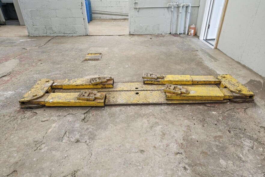 More Photos Of 178 Columbia Tpke, Rensselaer Auto Repair For Sale