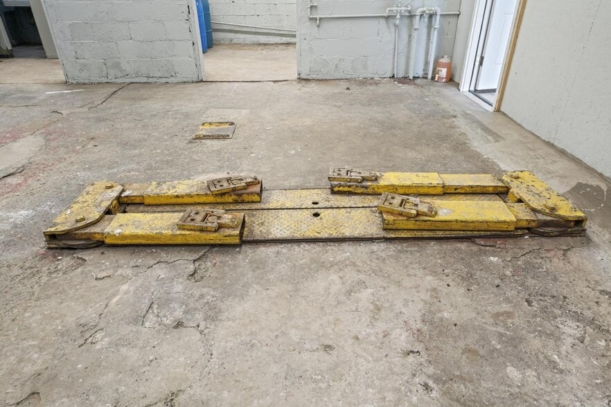 More Photos Of 178 Columbia Tpke, Rensselaer Auto Repair For Sale