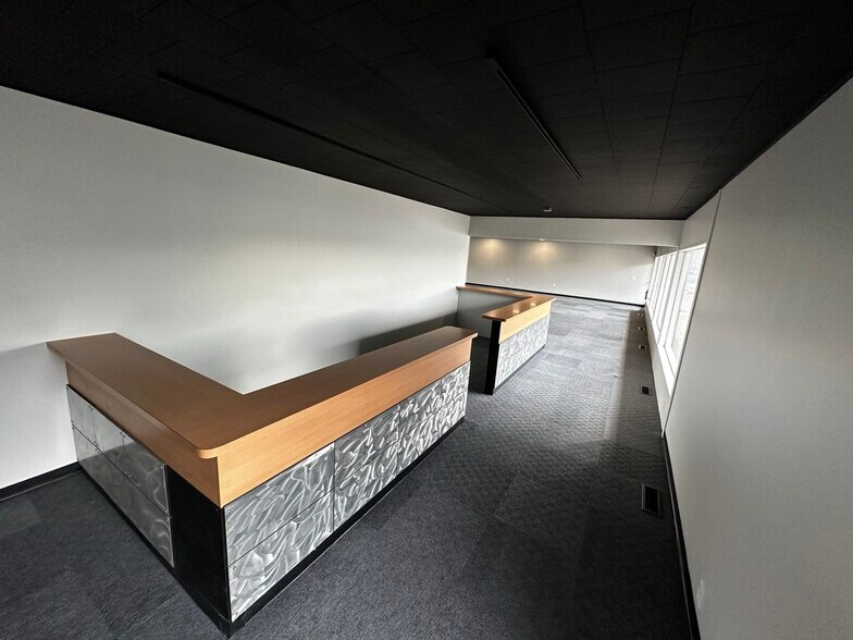 More Photos Of 38845 Mentor Ave, Willoughby Showroom For Lease