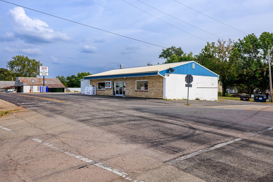 More Photos Of 4053 Hwy E, Oak Ridge Storefront For Sale