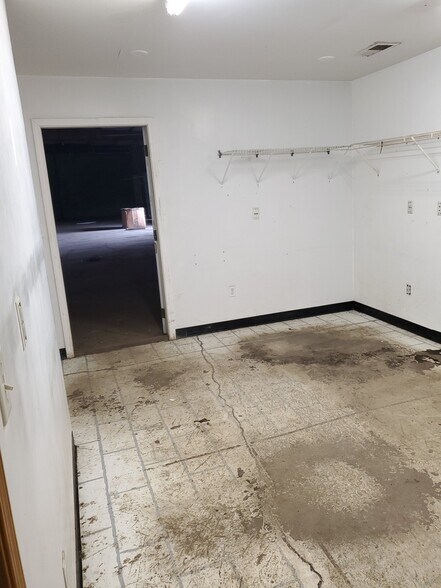 More Photos Of 2046 Keystone Dr, Springfield Industrial For Sale