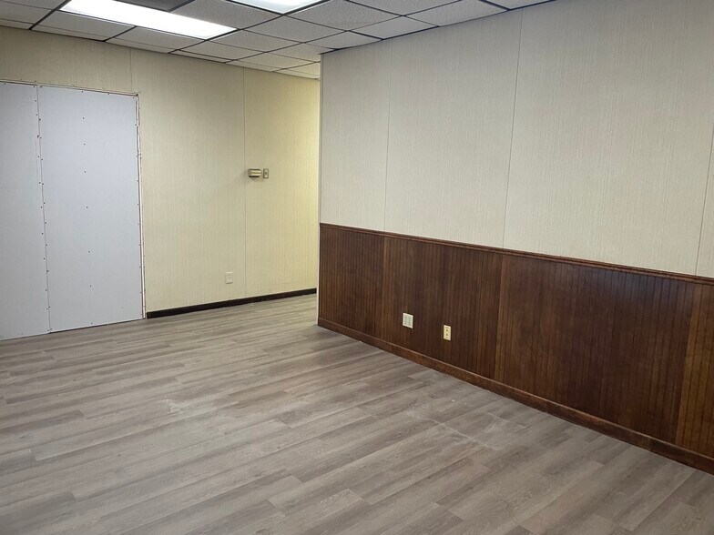 More Photos Of 104-108 S Main St, Victoria Office For Lease