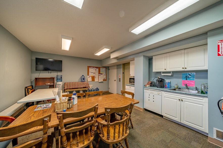 More Photos Of 353 Island Cottage Rd, Rochester Medical For Sale