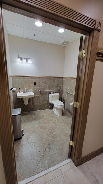 More Photos Of 8725 Youngerman Ct, Jacksonville Flex For Lease