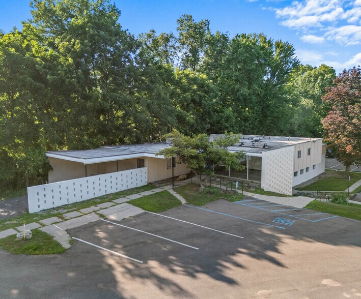 More Photos Of 2532 Spring Arbor Rd, Jackson Medical For Sale
