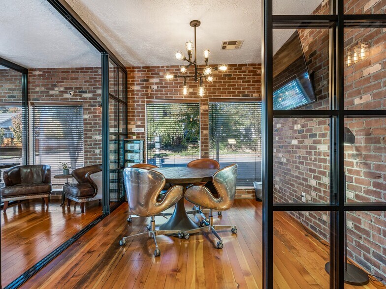 More Photos Of 2917 Washington St, Vancouver Storefront Retail Office For Sale