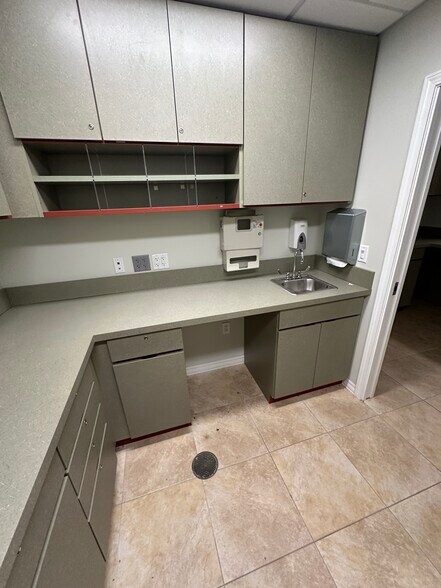 More Photos Of 1200-1620 W 75th St, Downers Grove Unknown For Lease