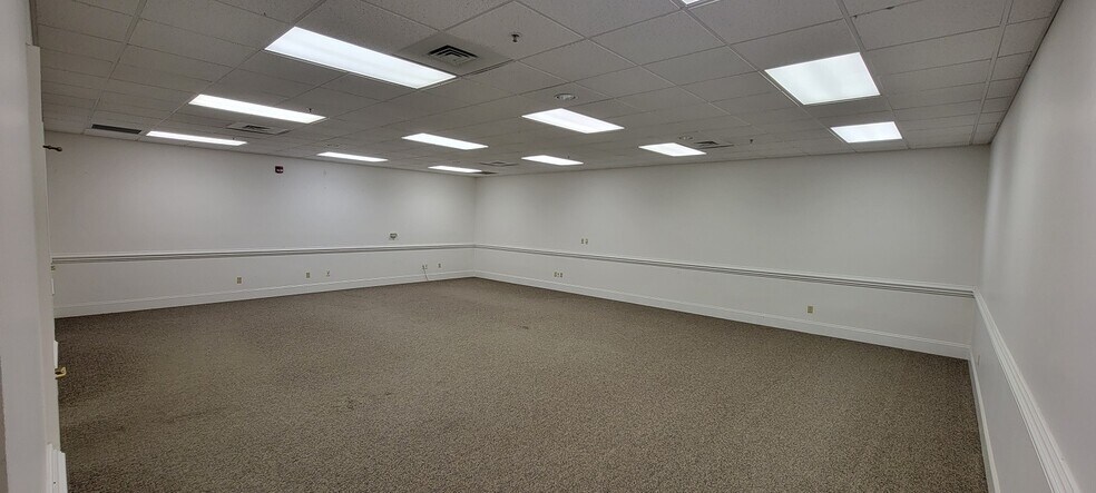 More Photos Of 100 Abingdon Pl, Abingdon Medical For Lease