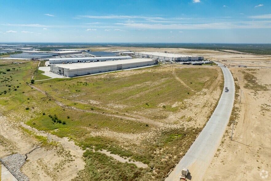 More Photos Of 15409 Fatima Dr, Laredo Industrial For Lease