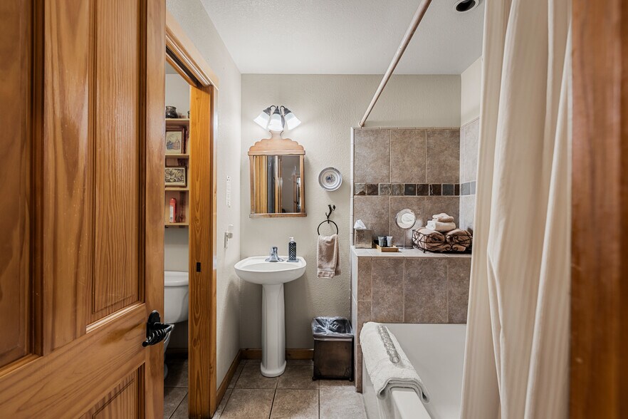 More Photos Of 985 Whitehawk Dr, Clio Hotel For Sale